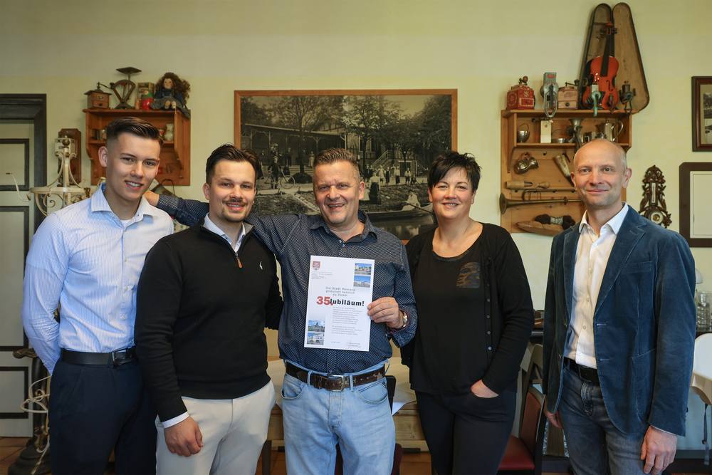 Familie Weiniger mit dem Bürgermeister von Meerane zum 35-jährigen Jubiläum
